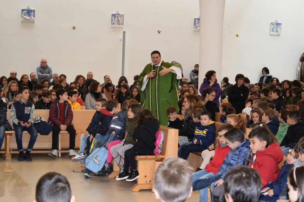 Vangelo  Mt 25,1-13 Ecco lo sposo! Andategli incontro!
